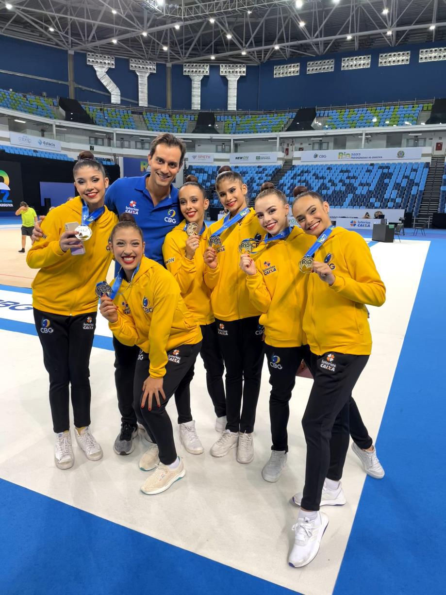 João Gomes com a equipe brasileira de ginástica rítmica